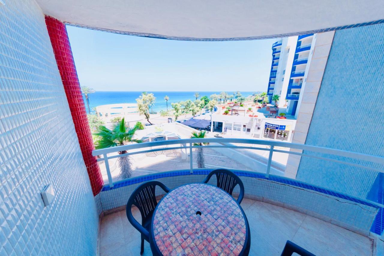 Royal Beach Front Apartments Нетания Екстериор снимка