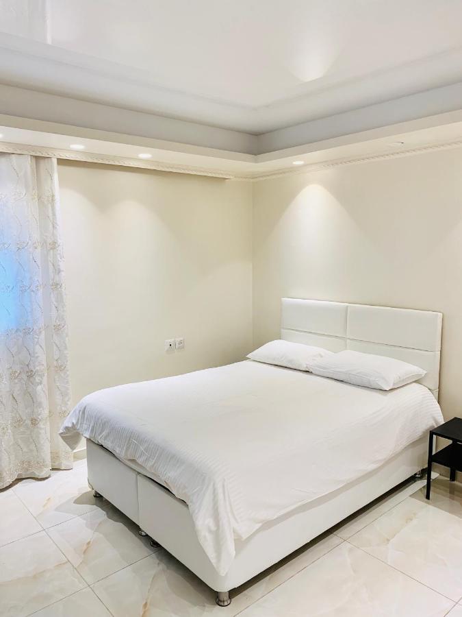 Royal Beach Front Apartments Нетания Екстериор снимка