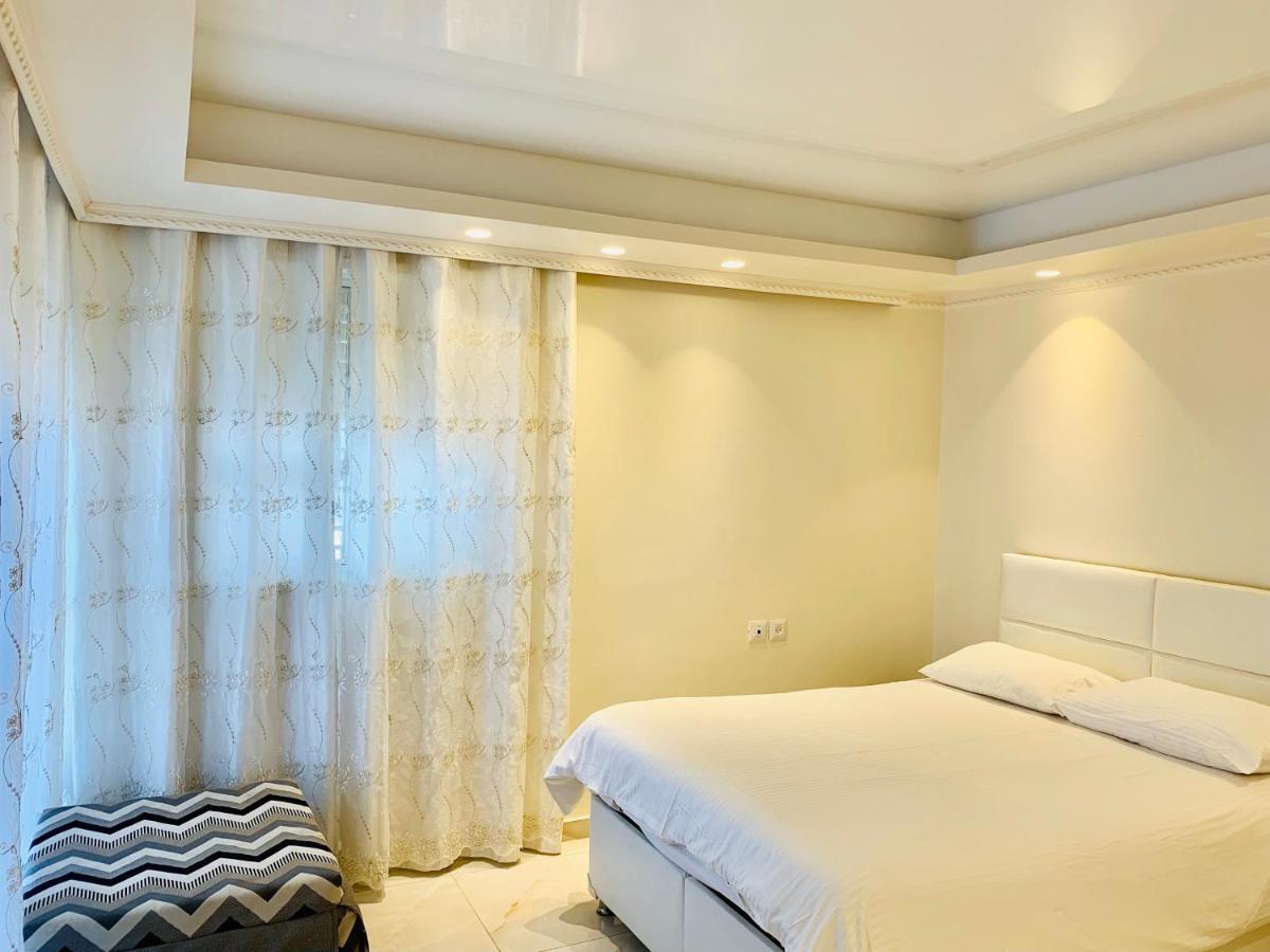 Royal Beach Front Apartments Нетания Екстериор снимка