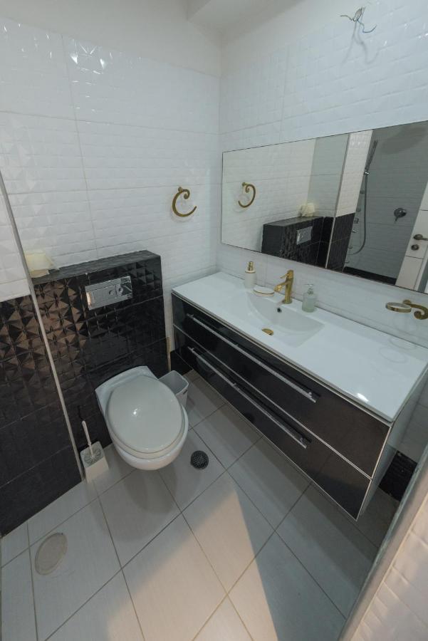 Royal Beach Front Apartments Нетания Екстериор снимка