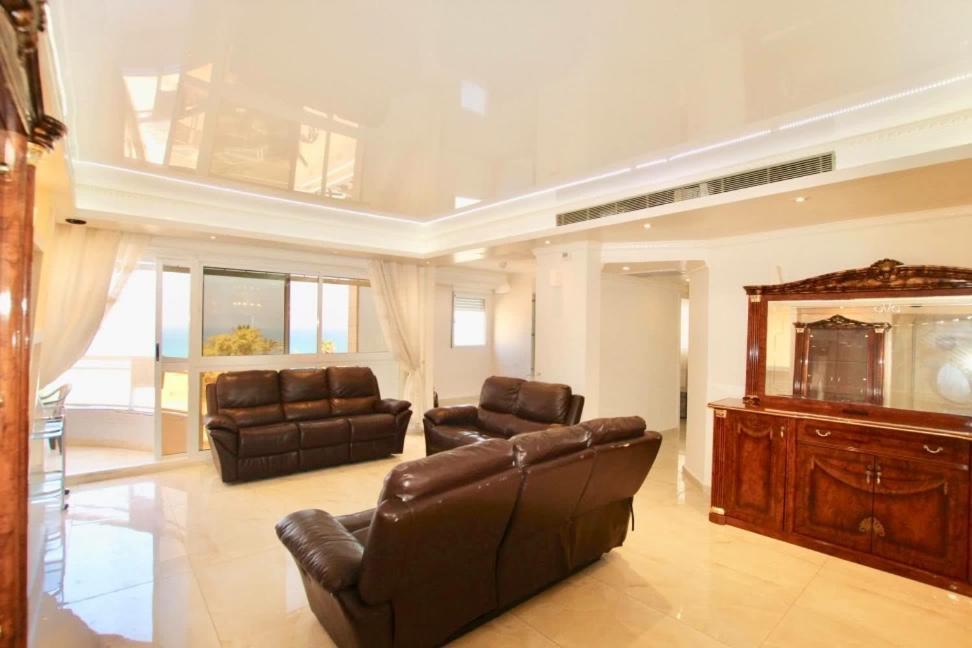 Royal Beach Front Apartments Нетания Екстериор снимка